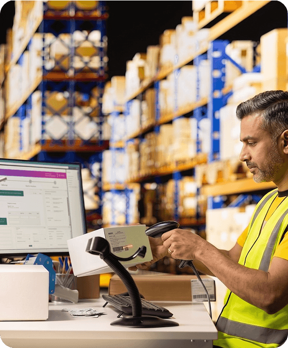 Frischbox Warehouse operator checking logistics processes